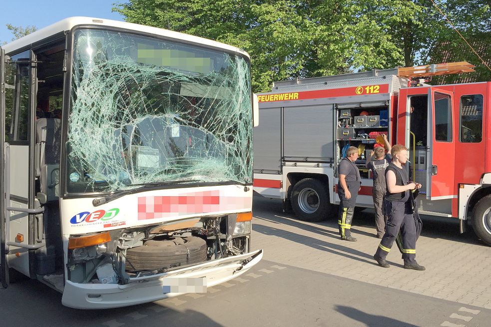 Der Bus, der auf den anderen auffuhr, wurde an der Front stark beschädigt. Bild: J. Doden