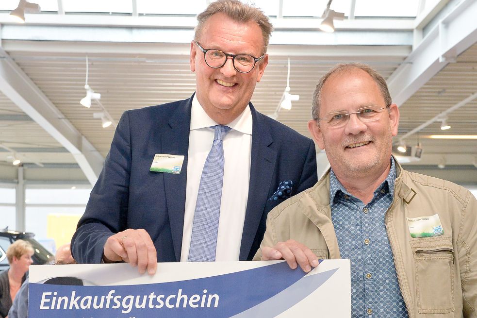 Helmut van Hoorn (rechts) erhielt als Dritter einen Einkaufsgutschein im Wert von 1500 Euro, den Leffers-Geschäftsführer Johannes Poppen überreichte.