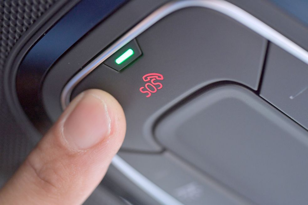 Einen eCall kann man in Autos auch selbst per Hand auslösen – zum Beispiel bei einem medizinischen Notfall. Archivfoto: Ortgies