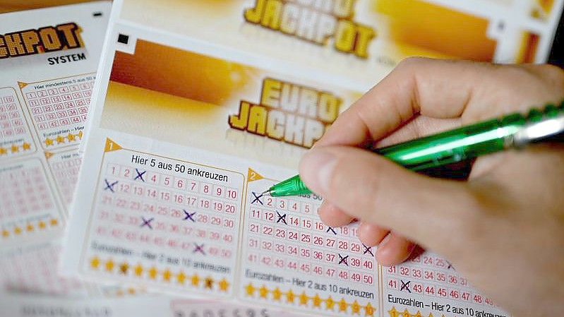 Ein Eurojackpot-Lotterieschein aus. Foto: Monika Skolimowska/dpa-Zentralbild/dpa