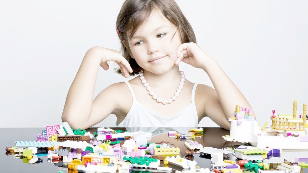 Lego vermarktete bislang Bausets speziell für Jungs oder speziell für Mädchen. Damit soll Schluss sein. Foto: imago images/vladi59