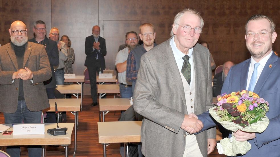 Ratsvorsitzender Friedhelm Führs (links) überreicht Jan Peter Bechtluft zum Abschied nach 15 Jahren als Bürgermeister Blumen. Foto: Schade
