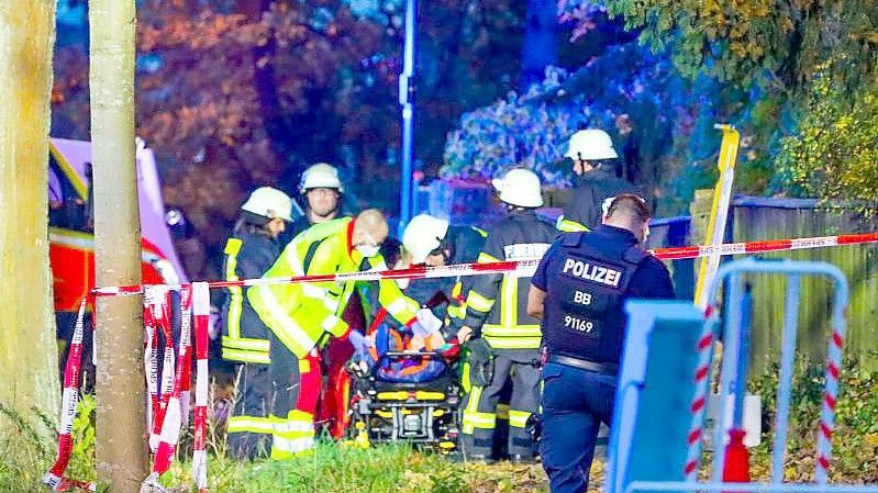 Sanitäter und Feuerwehrleute an der Unfallstelle in Schildow. Foto: Philipp Neumann/TNN/dpa