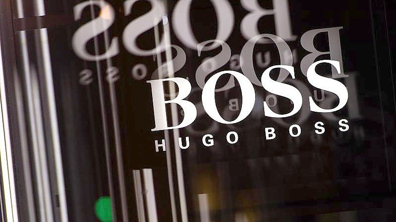 Der Umsatz wuchs bei Hugo Boss um 42 Prozent auf 755 Millionen Euro. Foto: Sebastian Gollnow/dpa