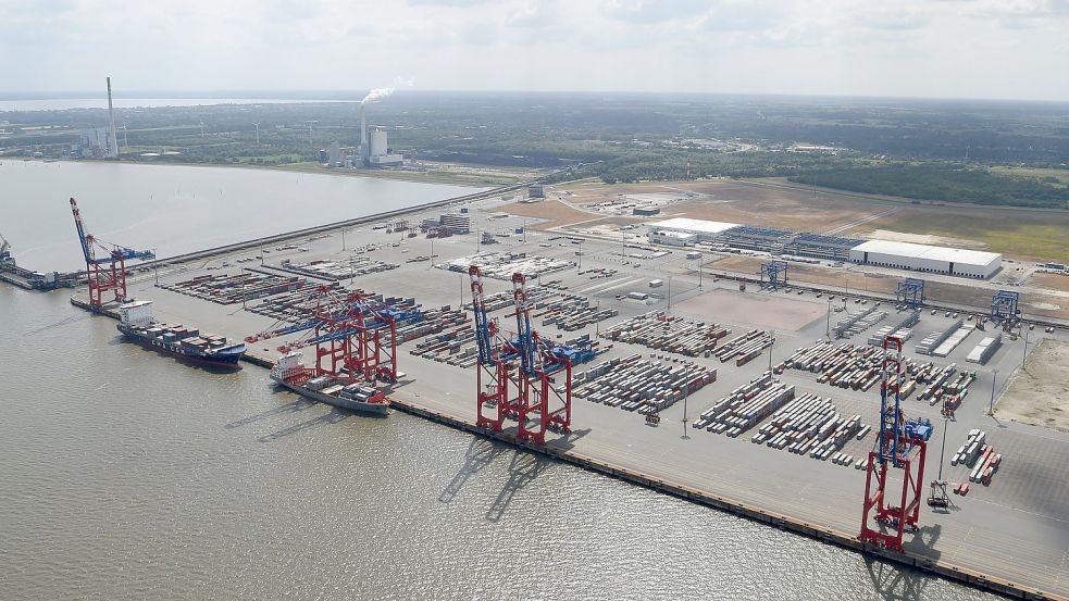Im Jade-Weser-Port in Wilhelmshaven, Deutschlands einzigem Tiefwasserhafen, hat sich der Containerumschlag nach der Corona-Pandemie wieder erholt. Foto: dpa/Carmen Jaspersen