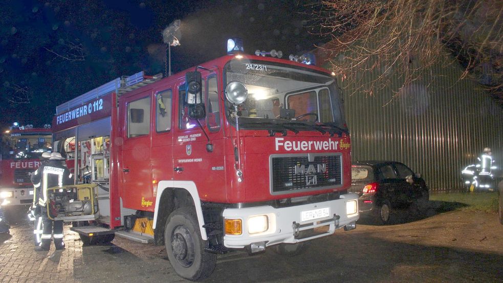 Die Feuerwehr Weener war mit mehreren Fahrzeugen vor Ort. Foto: Rand