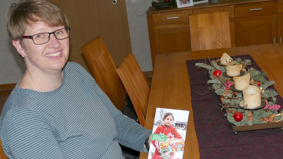 Doris Peters aus Rhauderfehn gibt nach neun Jahren ihr Amt als Sammelstellenleiterin der Aktion „Weihnachten im Schuhkarton“ ab. Foto: Wieking