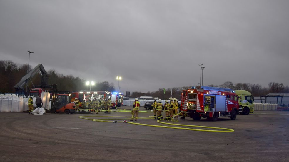 Die Feuerwehren aus Scharrel und Ramsloh waren mit zehn Fahrzeugen und 50 Einsatzkräften vor Ort. Foto: Giehl/Feuerwehr