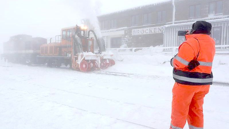Eine Schneefräse der Harzer Schmalspurbahn räumt den Schnee aus den Gleisen auf dem Brocken. Foto: Matthias Bein/dpa-Zentralbild/dpa