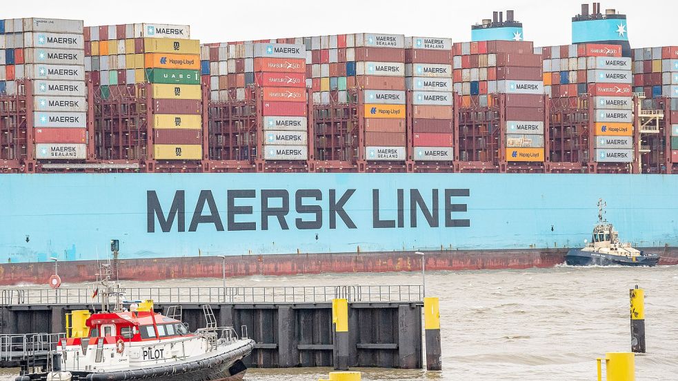 Am Freitag hatte die „Mumbai Maersk“ Bremerhaven erreicht. Foto: Schuldt/DPA