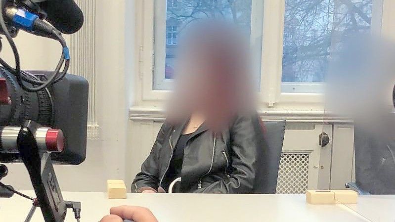 Die 19-Jährige im Landgericht Bamberg auf der Anklagebank. Foto: Gregor Bauernfeind/dpa