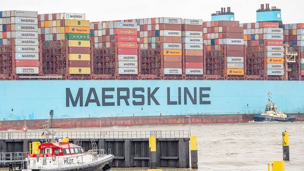 Nachdem sie freigeschleppt worden war, machte die „Mumbai Maersk“ in Bremerhaven fest. Archivfoto: Schuldt/DPA