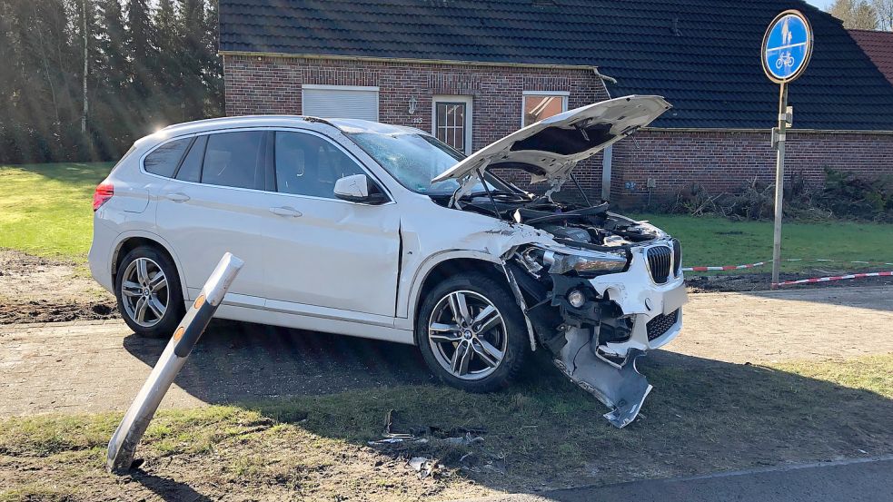 Der BMW wurde an der Front stark beschädigt. Foto: Keller