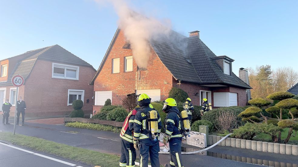 Ein Einfamilienhaus ist in Brand geraten. Foto: Feuerwehr