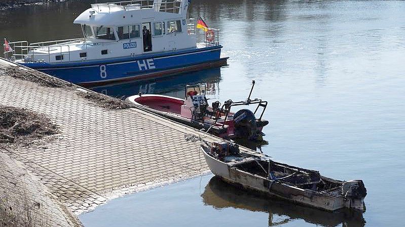 Beim Brand eines Motorbootes am Sonntagmorgen im Rheinhafen von Wiesbaden-Schierstein ist ein siebenjähriges Mädchen ums Leben gekommen. Foto: Marvin Filipovic/5vision.media/dpa