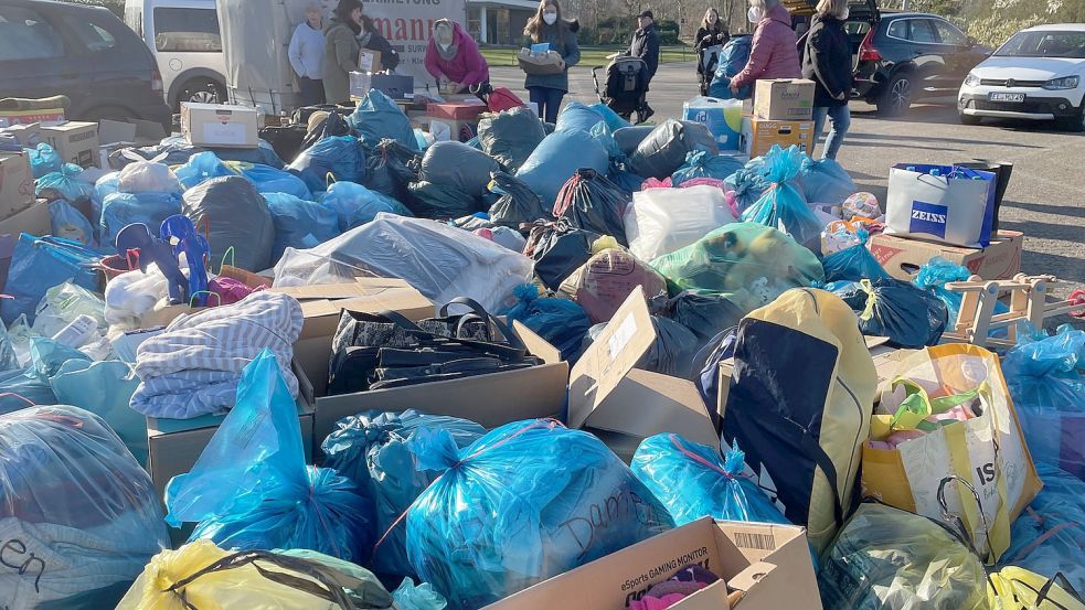 Ein großer Berg von Kisten und Tüten voller Spenden - darunter viele Lebensmittel - türmte sich an diesem Freitagnachmittag auf dem Parkplatz gegenüber der katholischen Kirche in Langholt. Foto: Janßen