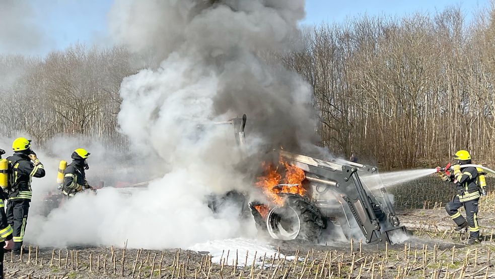 Der Traktor war auf einem Feld in Brand geraten. Foto: Feuerwehr