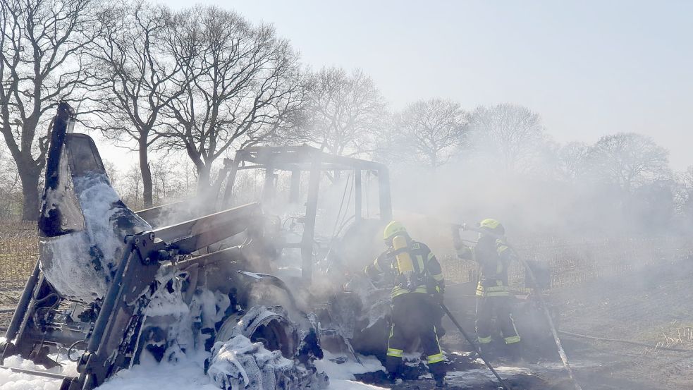 Die Einsatzkräfte konnte nicht verhindern, dass der Traktor bei dem Brand zerstört wurde. Bild: Feuerwehr