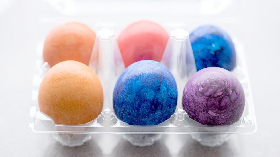 Gefärbte Eier sind zu Ostern beliebt. Woran man erkennt, aus welcher Haltung sie stammen. Foto: imago images/Ulrich Roth