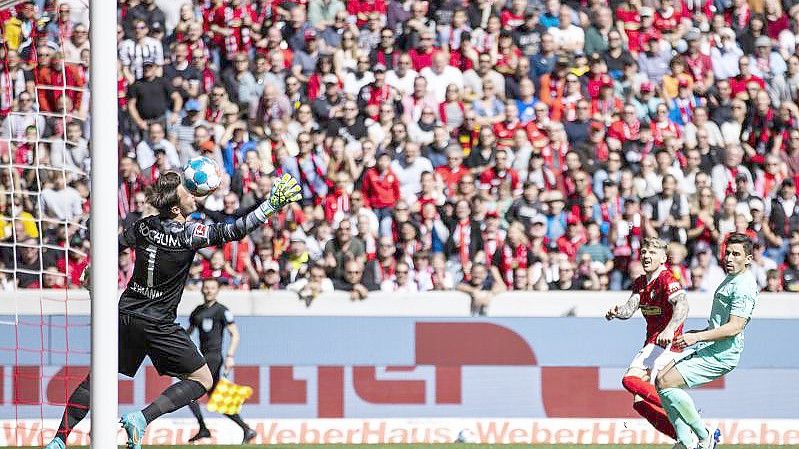 Der Freiburger Lukas Kübler (M.) traf zum 1:0. Foto: Tom Weller/dpa