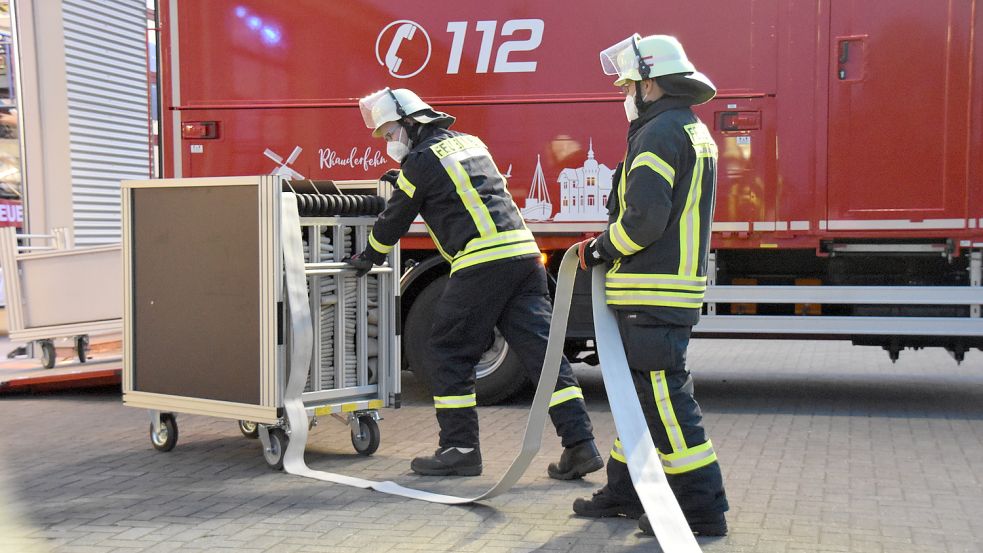 Wenn Wasser über lange Wegstrecken benötigt wird, können die Feuerwehrleute aus Westrhauderfehn die Schläuche mithilfe eines Wagens legen. Foto: Wehry