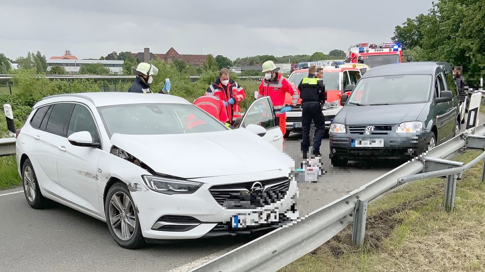 Auf der Autobahnauffahrt in Emden hat es am Donnerstagabend einen Unfall gegeben. Foto: Feuerwehr