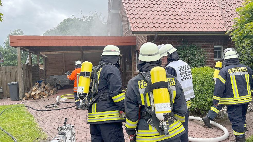 Rund 60 Feuerwehrleute waren am Dienstagmittag in Südbrookmerland im Einsatz. Foto: Feuerwehr