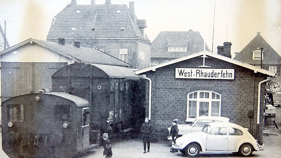 •Drangvolle Enge im Jahr 1968: Rechts ist das kleine Bahnhofsgebäude in Westrhauderfehn, links der Triebwagenschuppen zu sehen.