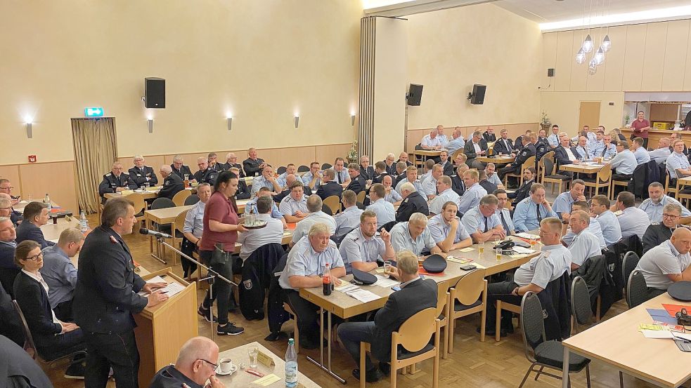 Ungefähr 150 Delegierte der 67 Freiwilligen Feuerwehren aus dem Landkreis Leer und deren Gäste trafen sich am Freitagabend in der Dorfgemeinschaftsanlage (DGA) am Kellingwold in Bunde zur 69. Delegiertentagung des Kreisfeuerwehrverbandes. Foto: Kuper
