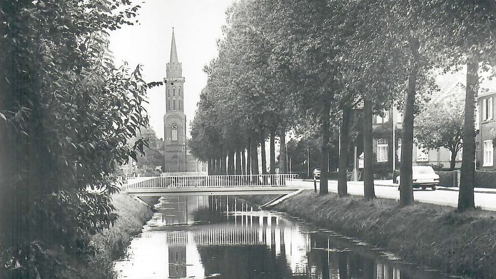 Bekannt war die Rajenwieke viele Jahre für die Pappeln. Das Bild mit der Betonbrücke, wie ähnliche viele auch über das Untenende führten, wurde 1977 aufgenommen.