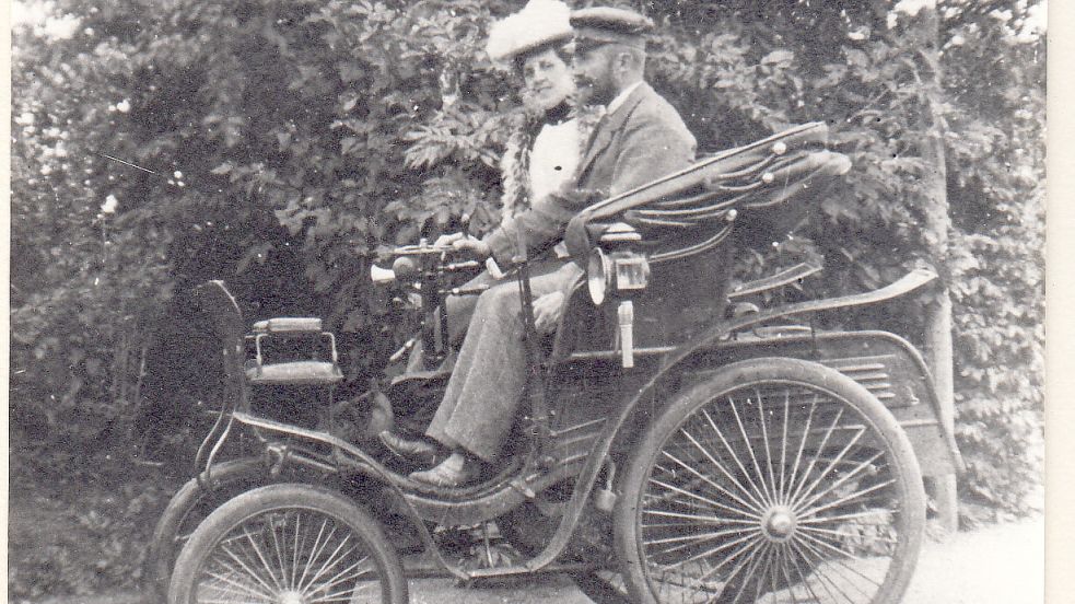 Der „Teufelswagen“ von Rhauderfehn: Dr. med. Walter Trepte mit seiner Frau in seinem Auto um 1905. Foto: Archiv