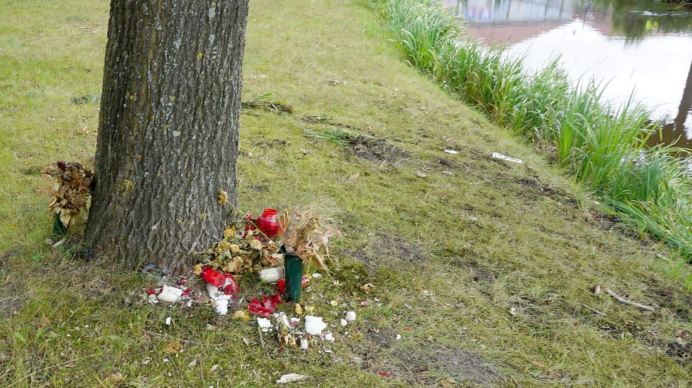 Bei dem Unfall wurden die Kerzen und Blumen, die zum Gedenken an die zwei im Jahre 2018 verunglückten Jugendlichen abgelegt wurden, beschädigt. Genau an derselben Stelle kam es am Montag zu dem Unfall. Fotos: Hagewiesche