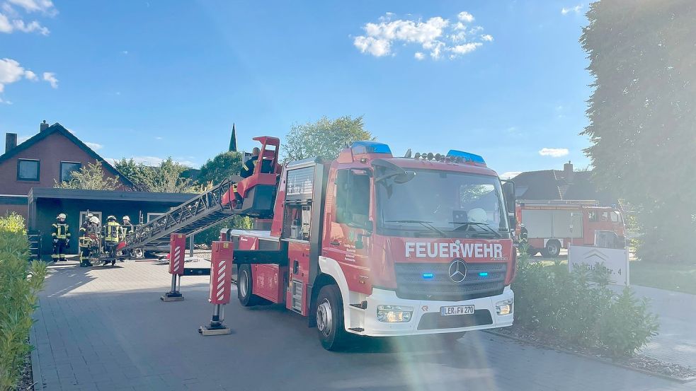 Die Feuerwehr ist am Donnerstagnachmittag zur Unterstützung des Rettungsdienstes nach Ostrhauderfehn gerufen worden. Auch die Drehleiter der Feuerwehr Westrhauderfehn wurde angefordert. Foto: Feuerwehr