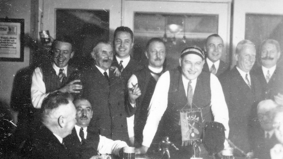 Im Hotel „Frisia“ wurde auch gekegelt. Dieses Foto von 1930 zeigt Mitglieder des Kegel-Clubs „Frisia“ sowie Hotelier Jelly Bahns (3. von rechts). Foto: GA-Archiv