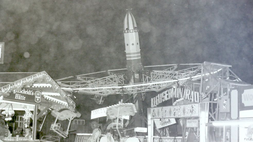 Besonders in den 1980er Jahren war das Karussell Hollywood-Lift auf dem Fehntjer Markt ein Publikumsmagnet. Das Foto ist Ende Mai 1989 aufgenommen worden. Fotos: Archiv