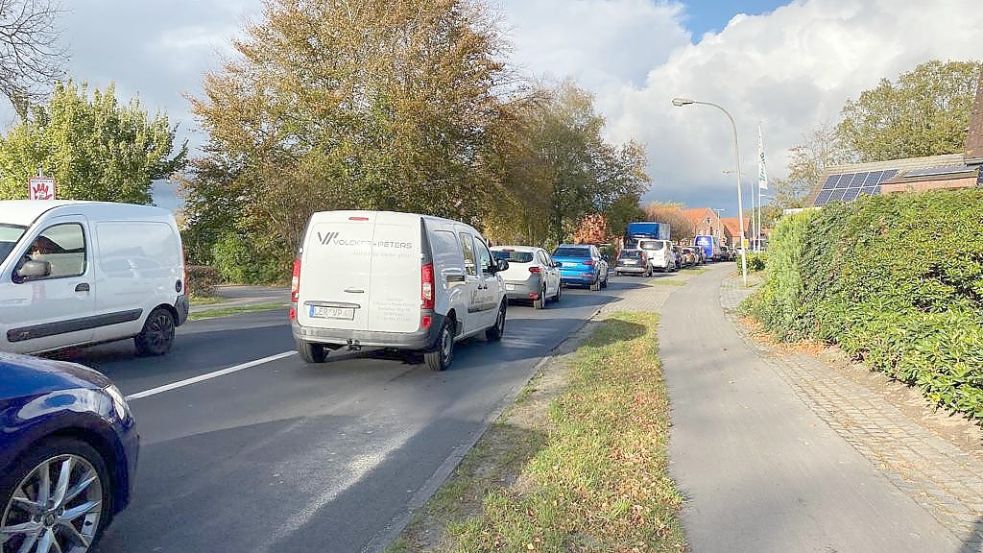 Weil die Bundesstraße 70 zwischen Großwolde und Völlenerfehn saniert wird, ist auf der Umleitungsstrecke, der Papenburger Straße, sehr viel los. Foto: Privat
