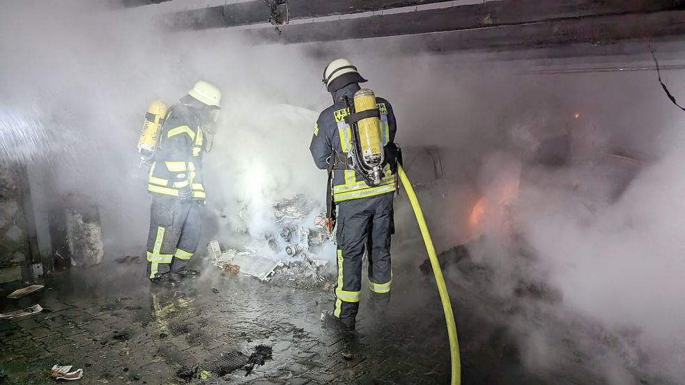 Unter Atemschutz gingen die Einsatzkräfte der Feuerwehr gegen die Flammen vor. Der Audi wurde durch den Brand komplett zerstört. Foto: Bruns/Feuerwehr