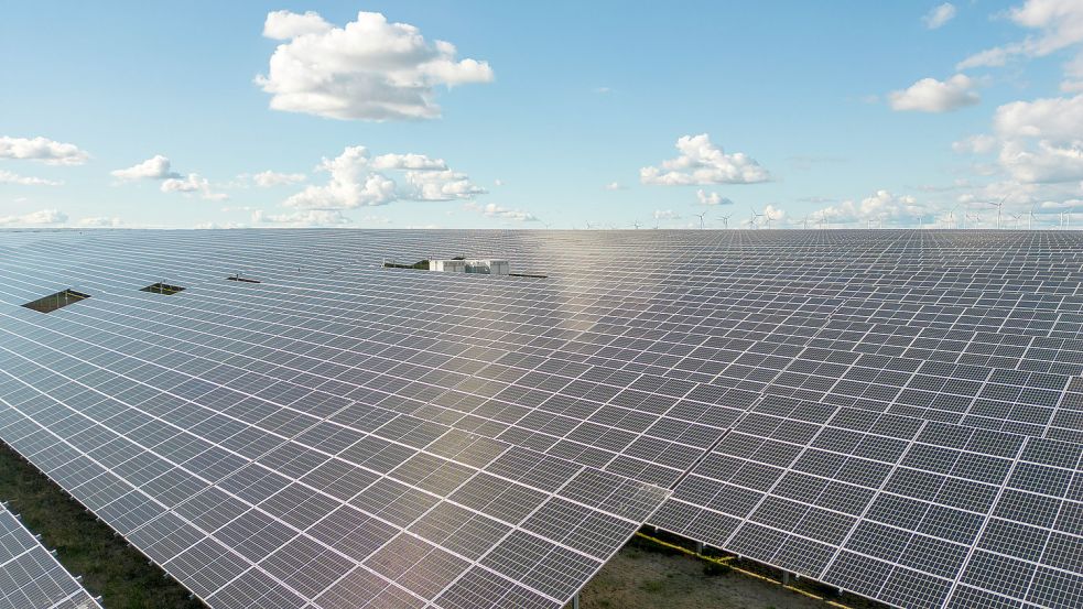 In dieser Luftaufnahme ist Deutschlands größter Solarpark zu sehen. Die Photovoltaik-Freiflächenanlage im Landkreis Barnim, Brandenburg, ist in der Lage, im Jahr 130.000 Haushalte mit Strom zu versorgen. Foto: Christian Ender/Imago Images