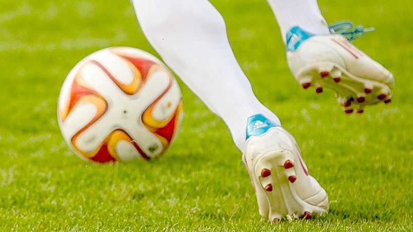 Sechs Spieler von Frisia Loga treten künftig bei Kickers gegen den Ball. Foto: Pixabay