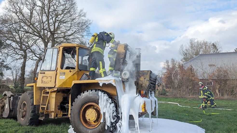 Der Landwirt hatte das brennende Fahrzeug auf eine Wiese gefahren. Dort wurde es von der Feuerwehr zügig gelöscht. Foto: Feuerwehr/Bruns