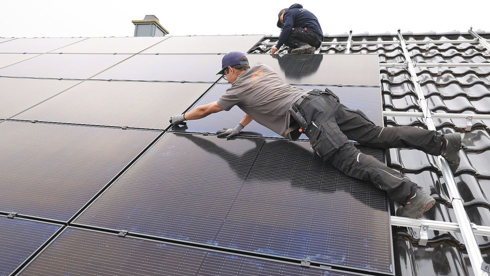 Noch schnell eine Solaranlage installieren? Wenn die Technik lieferbar ist und Handwerker verfügbar sind … Foto: Berg/dpa