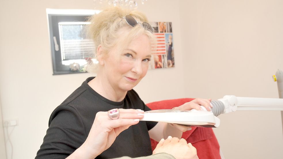 Kosmetikerin im Spiegel: „Mit Schminken hat unser Beruf aber fast nichts zu tun“, sagt Rita Kötter aus Papenburg. Foto: Schade