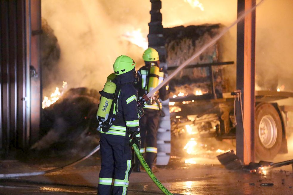 Durch den Einsatz der Feuerwehr wurde verhindert, dass die Flammen auf weitere Gebäudeteile übergriffen. Bild: Loger