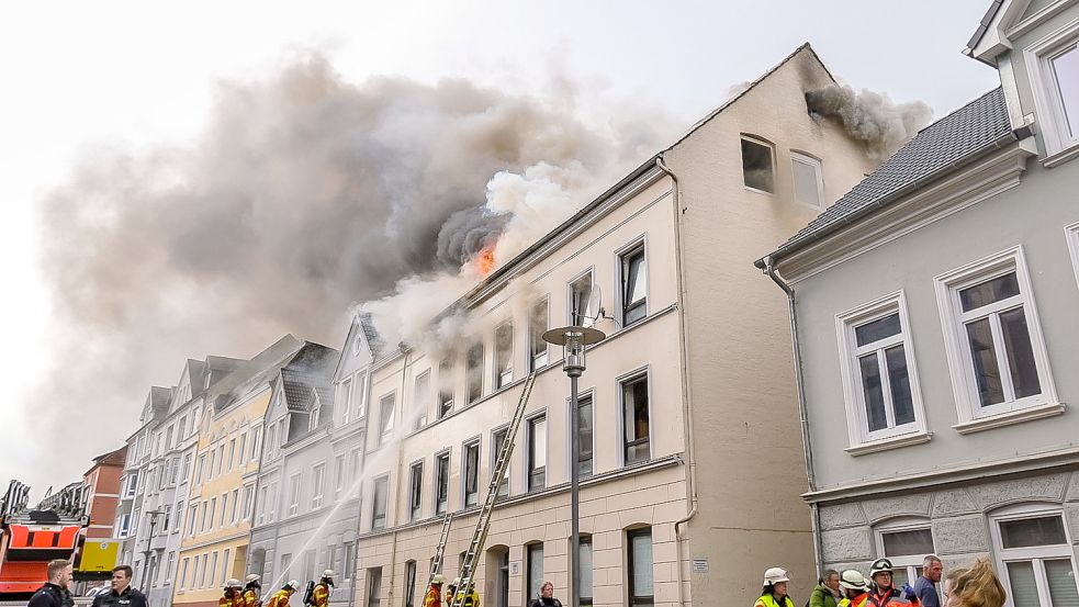 Ein Brand in einem Wohnhaus in Flensburg machte das Entkommen für die Bewohner fast unmöglich, eine Wohnung brannte vollständig aus. In ihr starben zwei Personen. Foto: dpa/Sebastian Iwersen