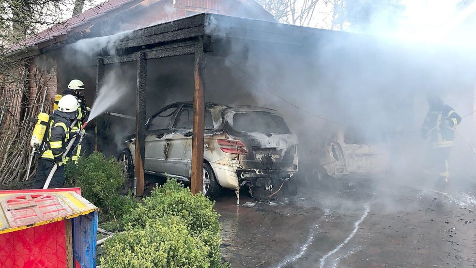 Die beiden Fahrzeuge, die unter dem Carport standen, wurden durch das Feuer zerstört. Foto: Ammermann