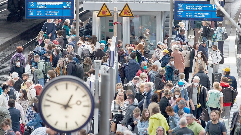 Bahnreisende müssen mit vollen Bahnhöfen und Zügen rechnen. Foto: dpa/Georg Wendt