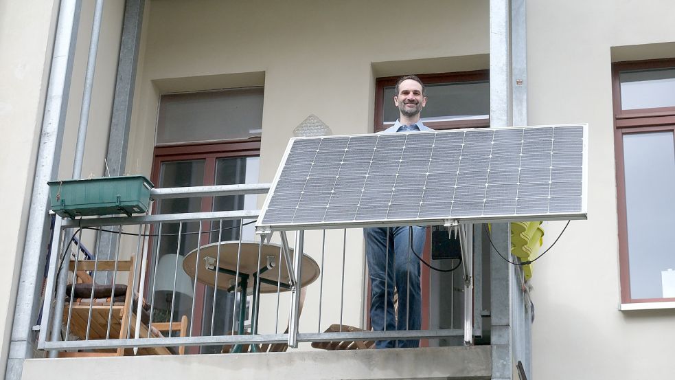 Zum Anheizen der deutschen Solarstromproduktion sollen bei der Installation von Balkon-Kraftwerken einfachere Regelungen gelten. Foto: dpa/Sebastian Willnow