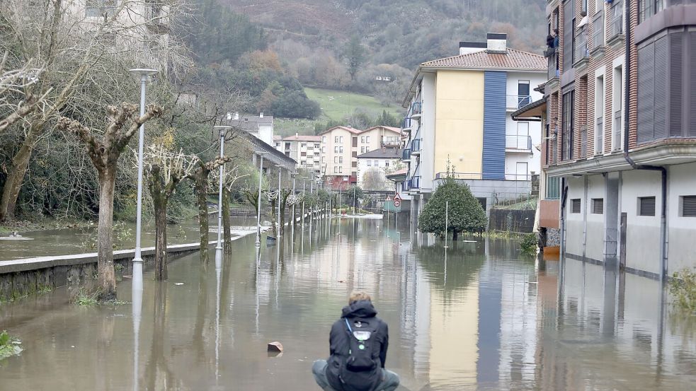 In den vergangenen Jahren kam es in Spanien öfters zu Überschwemmungen, wie hier im Jahr 2021 in Mendaro. Nun hat es die Großstadt Saragossa getroffen. Foto: dpa/Europa Press/Javi Colmenero