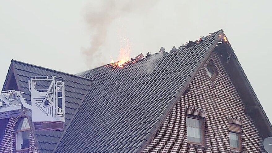 Der Dachstuhl eines Hauses brannte am Sonntag in Esterwegen. Foto: Feuerwehr Samtgemeinde Nordhümmling