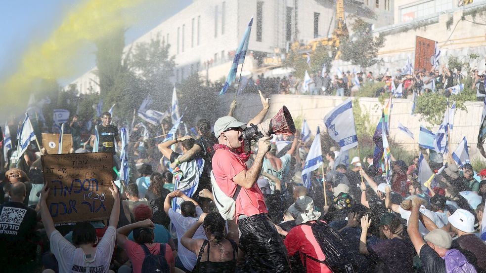 Die israelische Polizei setzt einen Wasserwerfer gegen Demonstranten ein, die gegen die Justizreform protestieren. Foto: Ilia yefimovich/dpa